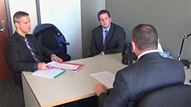 Martin Dumont (au centre) dans une vidéo présentée à la commission Charbonneau Martin Dumont (au centre) dans une vidéo présentée à la commission Charbonneau