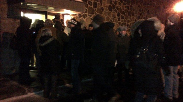 Des personnes sont restées dehors faute de place Des personnes sont restées dehors faute de place