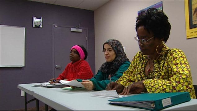 Des étudiantes assistent à un cours de formation en éducation à la petite enfance, dans une salle de l'Acceuil francophone à Winnipeg, en janvier 2013. Des étudiantes assistent à un cours de formation en éducation à la petite enfance, dans une salle de l'Acceuil francophone à Winnipeg, en janvier 2013.