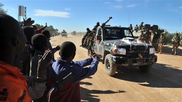 Des Maliens acclament les troupes françaises et maliennes qui entrent dans Diabali. Des Maliens acclament les troupes françaises et maliennes qui entrent dans Diabali.