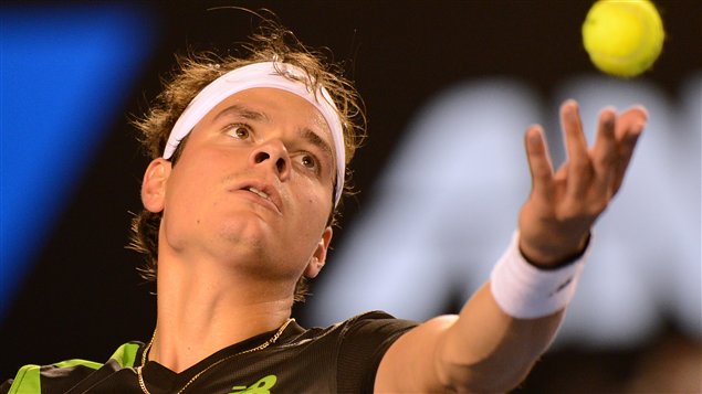 Le Canadien Milos Raonic au service contre le Suisse Roger Federer à Melbourne Le Canadien Milos Raonic au service contre le Suisse Roger Federer à Melbourne