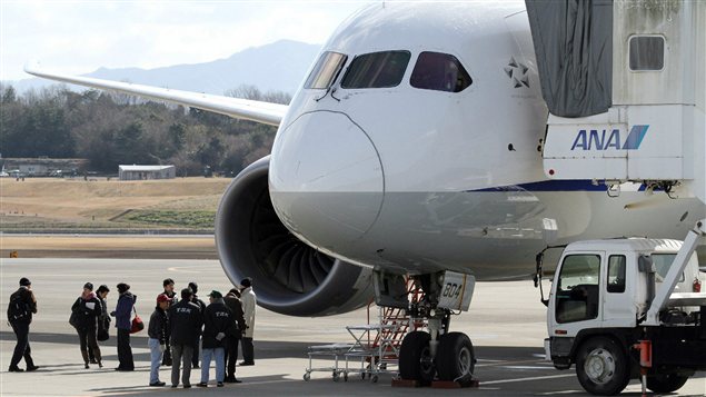 Des enquêteurs inspectent une Boeing 787 de la compagnie All Nippon Airways au Japon. Des enquêteurs inspectent une Boeing 787 de la compagnie All Nippon Airways au Japon.