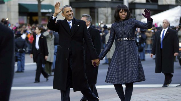 Barack Obama et son épouse Michelle saluent la foule lors du défilé présidentiel sur l'avenue Pennsylvania à Washington. Barack Obama et son épouse Michelle saluent la foule lors du défilé présidentiel sur l'avenue Pennsylvania à Washington.