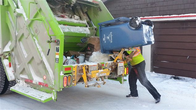 Un employé du service de collecte des déchets de la Ville de Winnipeg est à l'oeuvre malgré le froid glacial, dans le quartier Saint-Boniface, le 22 janvier 2013. Un employé du service de collecte des déchets de la Ville de Winnipeg est à l'oeuvre malgré le froid glacial, dans le quartier Saint-Boniface, le 22 janvier 2013.
