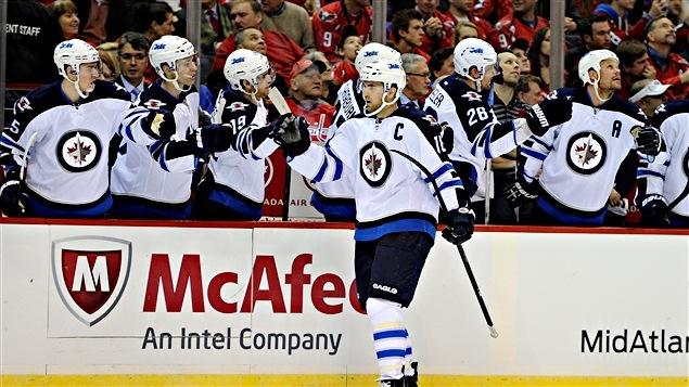Andrew Ladd félicité par ses coéquipers des Jets. Andrew Ladd félicité par ses coéquipers des Jets.