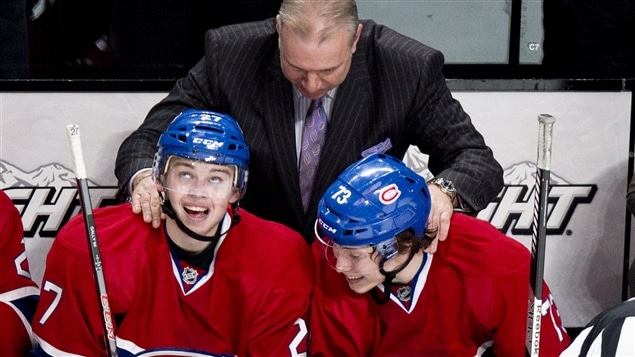 Michel Therrien félicite Alex Galchenyuk (à gauche), et Brendan Gallagher Michel Therrien félicite Alex Galchenyuk (à gauche), et Brendan Gallagher
