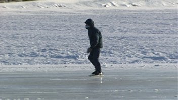 Quelques personnes ont bravé le froid mercredi matin sur le canal Rideau. Quelques personnes ont bravé le froid mercredi matin sur le canal Rideau.