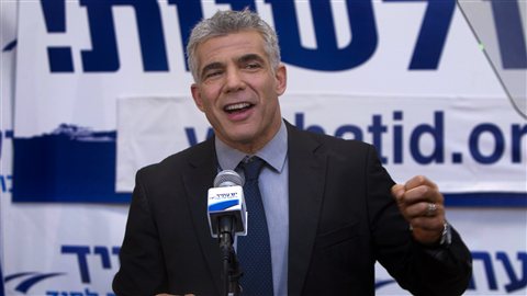 Yaïr Lapid, le chef du parti Yaïr Lapid, s'adresse à ses partisans à Tel-Aviv. Yaïr Lapid, le chef du parti Yaïr Lapid, s'adresse à ses partisans à Tel-Aviv.