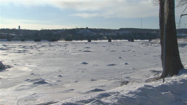 Vue du pont Sainte-Anne sur le Saguenay, l'hiver Vue du pont Sainte-Anne sur le Saguenay, l'hiver