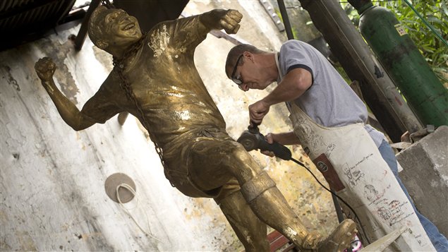 Le sculpteur Ique et sa statue de Pelé Le sculpteur Ique et sa statue de Pelé