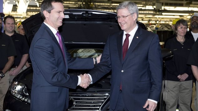 Le premier ministre du Canada, Stephen Harper (à droite), en compagnie de son homologue ontarien, Dalton Mcguinty Le premier ministre du Canada, Stephen Harper (à droite), en compagnie de son homologue ontarien, Dalton Mcguinty