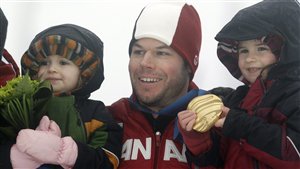 Jasey-Jay Anderson avec ses deux filles Jasey-Jay Anderson avec ses deux filles