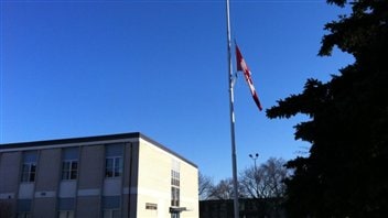 Un drapeau en berne à l'école Winston Chruchill que fréquentait le petit Kesean Williams. Un drapeau en berne à l'école Winston Chruchill que fréquentait le petit Kesean Williams.
