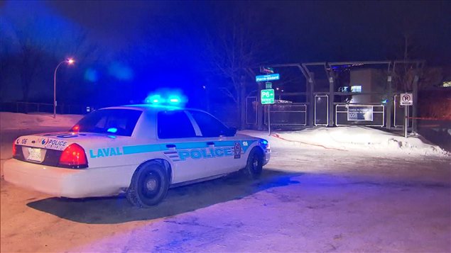 Les policiers ont atteint un suspect qui aurait blessé deux autres personnes Les policiers ont atteint un suspect qui aurait blessé deux autres personnes