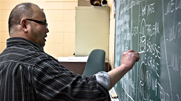 Le professeur Jean Chen donne un cours de francisation aux nouveaux arrivants Le professeur Jean Chen donne un cours de francisation aux nouveaux arrivants