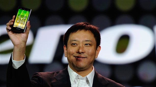 Le premier vice-président de Lenovo, Liu Jun, montre le nouveau téléphone intelligent fabriqué par sa compagnie au International Consumer Electronic Show, à Las Vegas, en 2012. Le premier vice-président de Lenovo, Liu Jun, montre le nouveau téléphone intelligent fabriqué par sa compagnie au International Consumer Electronic Show, à Las Vegas, en 2012.