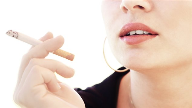 Une femme qui fume Une femme qui fume