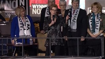 Kathleen Wynne a rendu hommage à Dalton McGuinty vendredi soir. Kathleen Wynne a rendu hommage à Dalton McGuinty vendredi soir.