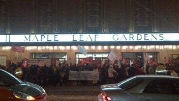 Des dizaines de manifestants devant l'ancien Maple Leaf Gardens vendredi soir. Des dizaines de manifestants devant l'ancien Maple Leaf Gardens vendredi soir.
