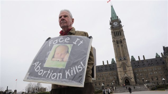 Militant anti-avortement devant le parlement à Ottawa Militant anti-avortement devant le parlement à Ottawa