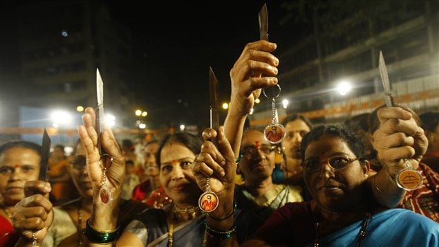 Des femmes de Mumbai exhibent fièrement le couteau qu'elles ont reçu de Shiv Sena. Des femmes de Mumbai exhibent fièrement le couteau qu'elles ont reçu de Shiv Sena.