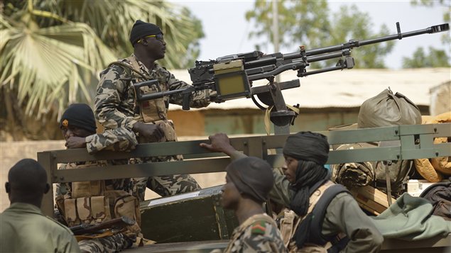 Des soldats maliens patrouillent dans les rues de Diabaly. Des soldats maliens patrouillent dans les rues de Diabaly.