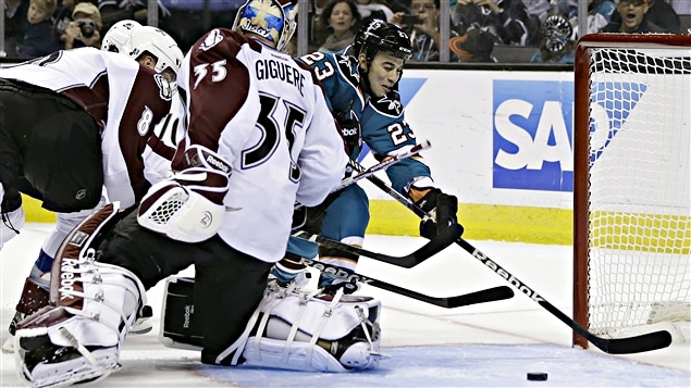Scott Gomez rate un filet désert. Scott Gomez rate un filet désert.