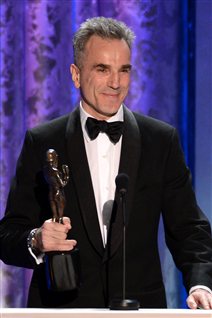 Daniel Day-Lewis accepte son prix pour son rôle dans « Lincoln » aux Screen Actors Guild (SAG). Daniel Day-Lewis accepte son prix pour son rôle dans « Lincoln » aux Screen Actors Guild (SAG).