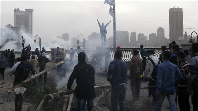 Des Égyptiens manifestent au Caire près de la place Tahrir tandis que les violences se poursuivent pour une troisième journée en Égypte. Des Égyptiens manifestent au Caire près de la place Tahrir tandis que les violences se poursuivent pour une troisième journée en Égypte.