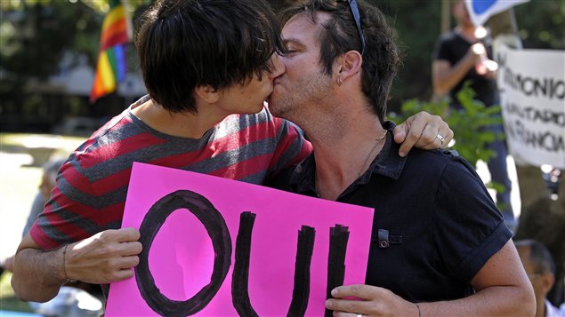 Deux hommes s'embrassent pendant une manifestation pour le mariage gai, le 27 janvier, à Buenos Aires, en Argentine, en soutien à la lutte pour le mariage gai en France. Deux hommes s'embrassent pendant une manifestation pour le mariage gai, le 27 janvier, à Buenos Aires, en Argentine, en soutien à la lutte pour le mariage gai en France.