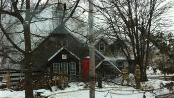 Des pompiers combattent l'incendie à l'ancienne école de rang. Des pompiers combattent l'incendie à l'ancienne école de rang.