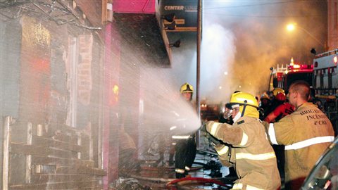 Des pompiers combattent l'incendie dans une discothèque de Santa Maria au Brésil. Des pompiers combattent l'incendie dans une discothèque de Santa Maria au Brésil.