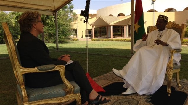 Sophie Langlois interviewe le président du Burkina Faso, Blaise Compaoré, dans les jardins de la résidence présidentielle, à Ouagadougou, en 2013. Sophie Langlois interviewe le président du Burkina Faso, Blaise Compaoré, dans les jardins de la résidence présidentielle, à Ouagadougou, en 2013.