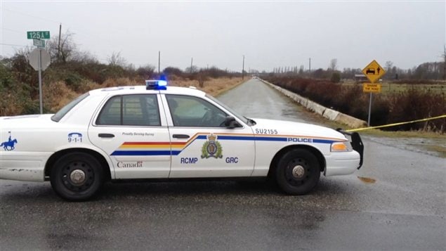 Voiture de police près des lieux du meurtre à Surrey. Voiture de police près des lieux du meurtre à Surrey.