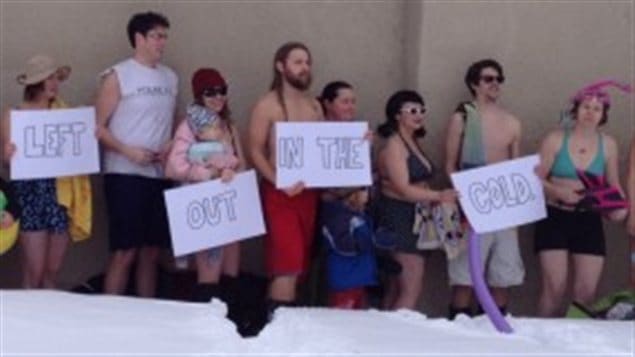 Des manifestants en maillot de bain à la piscine extérieure Maple Leaf de Regina Des manifestants en maillot de bain à la piscine extérieure Maple Leaf de Regina