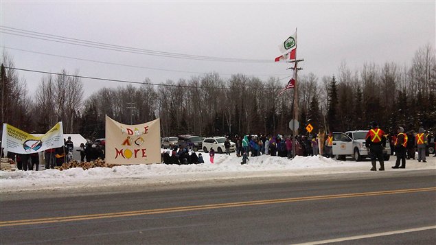 Une centaine de personnes se sont assemblées en bordure de la route 117, à Lac Simon, pour manifester à l'occasion du mouvement Idle No More. Une centaine de personnes se sont assemblées en bordure de la route 117, à Lac Simon, pour manifester à l'occasion du mouvement Idle No More.