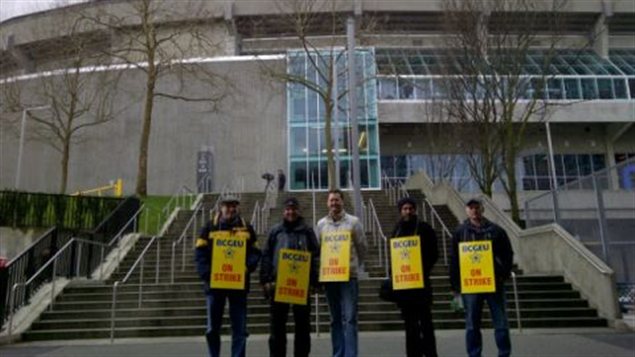Des syndiqués du BCGEU ont dressé un piquet de grève près de BC Place. Des syndiqués du BCGEU ont dressé un piquet de grève près de BC Place.