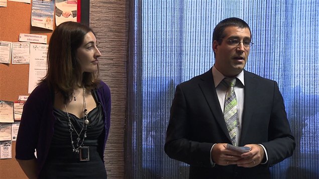 La chargée de projet, Stéphanie Gracia et l'agent de migration, Martin Poirier, en conférence de presse La chargée de projet, Stéphanie Gracia et l'agent de migration, Martin Poirier, en conférence de presse