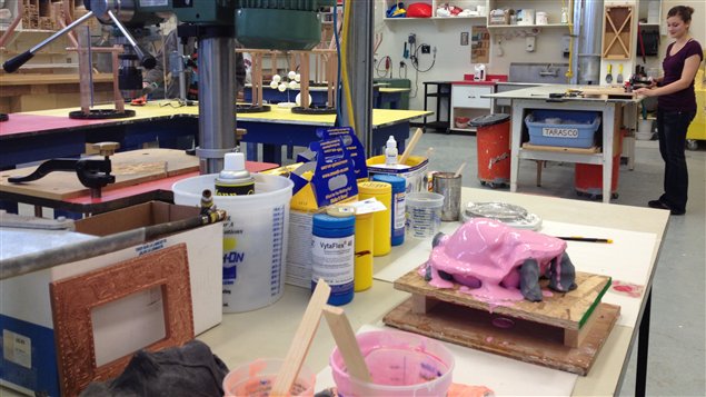 L'atelier d'arts plastiques du Cégep de l'Abitibi-Témiscamingue sera moins souvent disponible pour les étudiants en raison des compressions budgétaires. L'atelier d'arts plastiques du Cégep de l'Abitibi-Témiscamingue sera moins souvent disponible pour les étudiants en raison des compressions budgétaires.