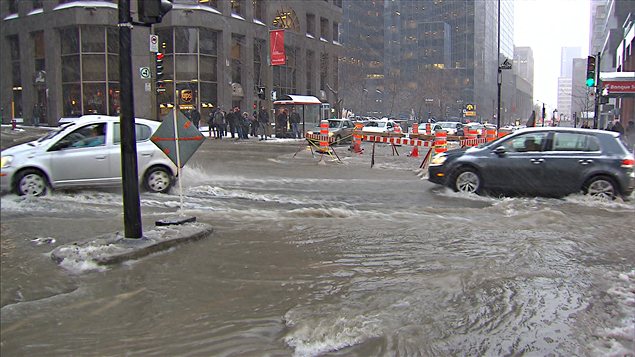 Des voitures lors d'une importante inondation à Montréal Des voitures lors d'une importante inondation à Montréal