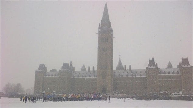 Les manifestants sont arrivés devant le parlement à Ottawa. Les manifestants sont arrivés devant le parlement à Ottawa.