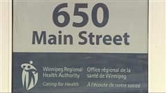 La façade de l'édifice de l'Office régional de la santé de Winnipeg, au 650 rue Main, filmée en janvier 2013. La façade de l'édifice de l'Office régional de la santé de Winnipeg, au 650 rue Main, filmée en janvier 2013.