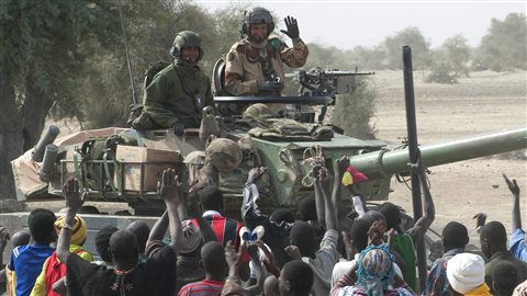 Les soldats français sont accueillis par les Maliens à leur arrivée à Tombouctou le 28 janvier 2013. Les soldats français sont accueillis par les Maliens à leur arrivée à Tombouctou le 28 janvier 2013.