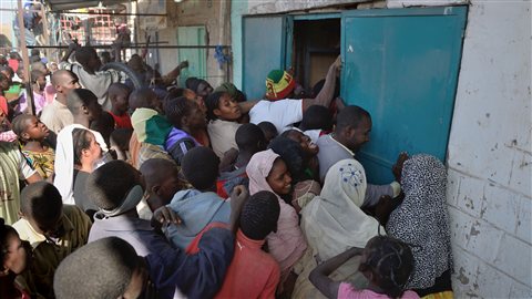 Des centaines de personnes appauvries ont pillé des magasins à Tombouctou, au Mali, le 29 janvier. Des centaines de personnes appauvries ont pillé des magasins à Tombouctou, au Mali, le 29 janvier.