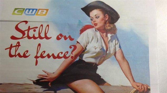 Une cowgirl est assise à cheval sur une clôture en bois. Une cowgirl est assise à cheval sur une clôture en bois.