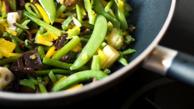 Des légumes dans une poêle Des légumes dans une poêle