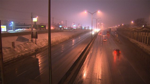 La chaussée demeure glacée dans plusieurs régions du Québec. La chaussée demeure glacée dans plusieurs régions du Québec.