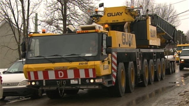 Une grue est arrivée pour descendre de l'équipement dans le fond de la carrière. Une grue est arrivée pour descendre de l'équipement dans le fond de la carrière.