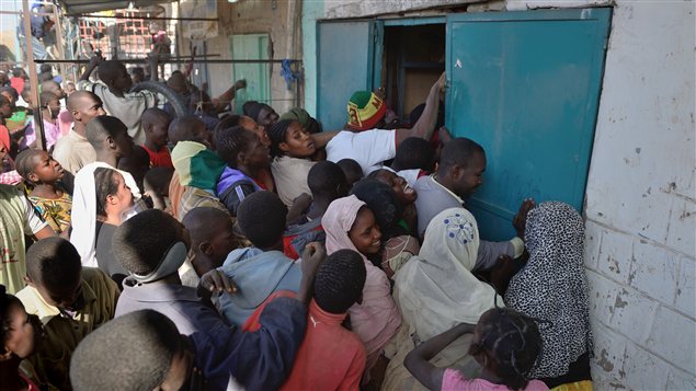 Des centaines de personnes appauvries ont pillé des magasins à Tombouctou, au Mali, le 29 janvier. Des centaines de personnes appauvries ont pillé des magasins à Tombouctou, au Mali, le 29 janvier.