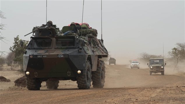 Des véhicules des forces françaises circulent près de Tombouctou le 28 janvier au Mali. Des véhicules des forces françaises circulent près de Tombouctou le 28 janvier au Mali.